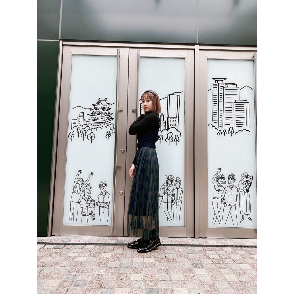 松本慈子のインスタグラム：「* おはようございます😊🌻 昨日の私服をペタリ。📸 写真では全然見えへんけど、昨日履いてた靴下もめちゃくちゃ可愛いねん🥺💗見えますか？？？笑っ  頭のてっぺんから、足元までぜーんぶおしゃれするって楽しいね🥰🥰  #私服 #ワンピース #ワンピースコーデ #レディアゼル #カチューシャ #redyazel #dress #ootd」