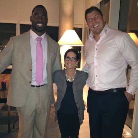 ボビー・ブラウンのインスタグラム：「In keeping with the theme of the Super Bowl. Always love a photo opp with the best and biggest. @therealjustintuck91 @donediehl66 #giants」