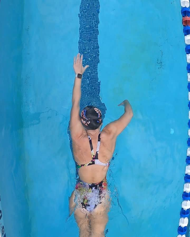 Julieのインスタグラム：「I’m not sure what will come of this year and when my first meet will be...but I am having a lot of fun slowing things down a bit and taking time to break down parts of my stroke into the fundamentals  . . . . @arenausa #arenawaterinstinct #swimmer #summerjulep #swimming #swim #swimtechnique #goswimming #instaswim #natation #natacion #instaswimming #mastersswimming #instaswimmer #usaswimming #swimtraining #swimpractice #myswimpro #swimsmarter #goswim」