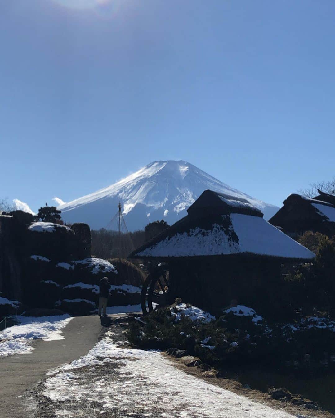 天舞音さらさんのインスタグラム写真 - (天舞音さらInstagram)「100万年ぶりの投稿😳😳 #忍野八海　へ行ってきたよ〜  仕事もテレワークになり、ほぼ毎日お家にお篭り生活なので、ひさびさの外出🚶‍♂️  太陽の陽を浴びて、富士山のパワーをもらってきた😊」2月8日 8時29分 - sara.amane