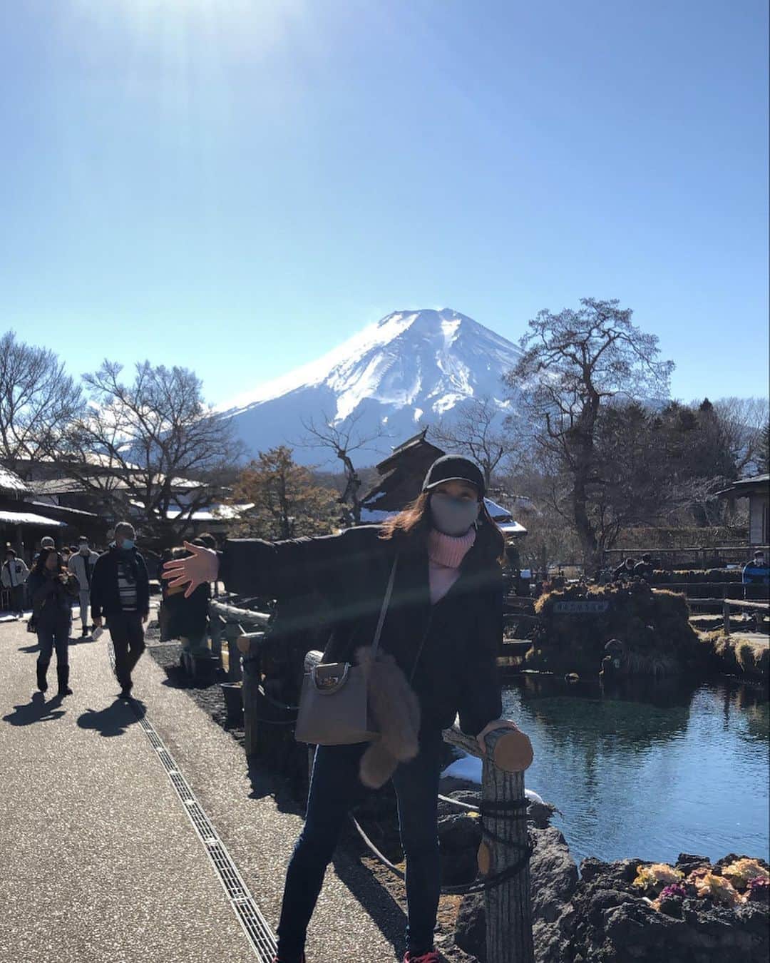 天舞音さらさんのインスタグラム写真 - (天舞音さらInstagram)「100万年ぶりの投稿😳😳 #忍野八海　へ行ってきたよ〜  仕事もテレワークになり、ほぼ毎日お家にお篭り生活なので、ひさびさの外出🚶‍♂️  太陽の陽を浴びて、富士山のパワーをもらってきた😊」2月8日 8時29分 - sara.amane
