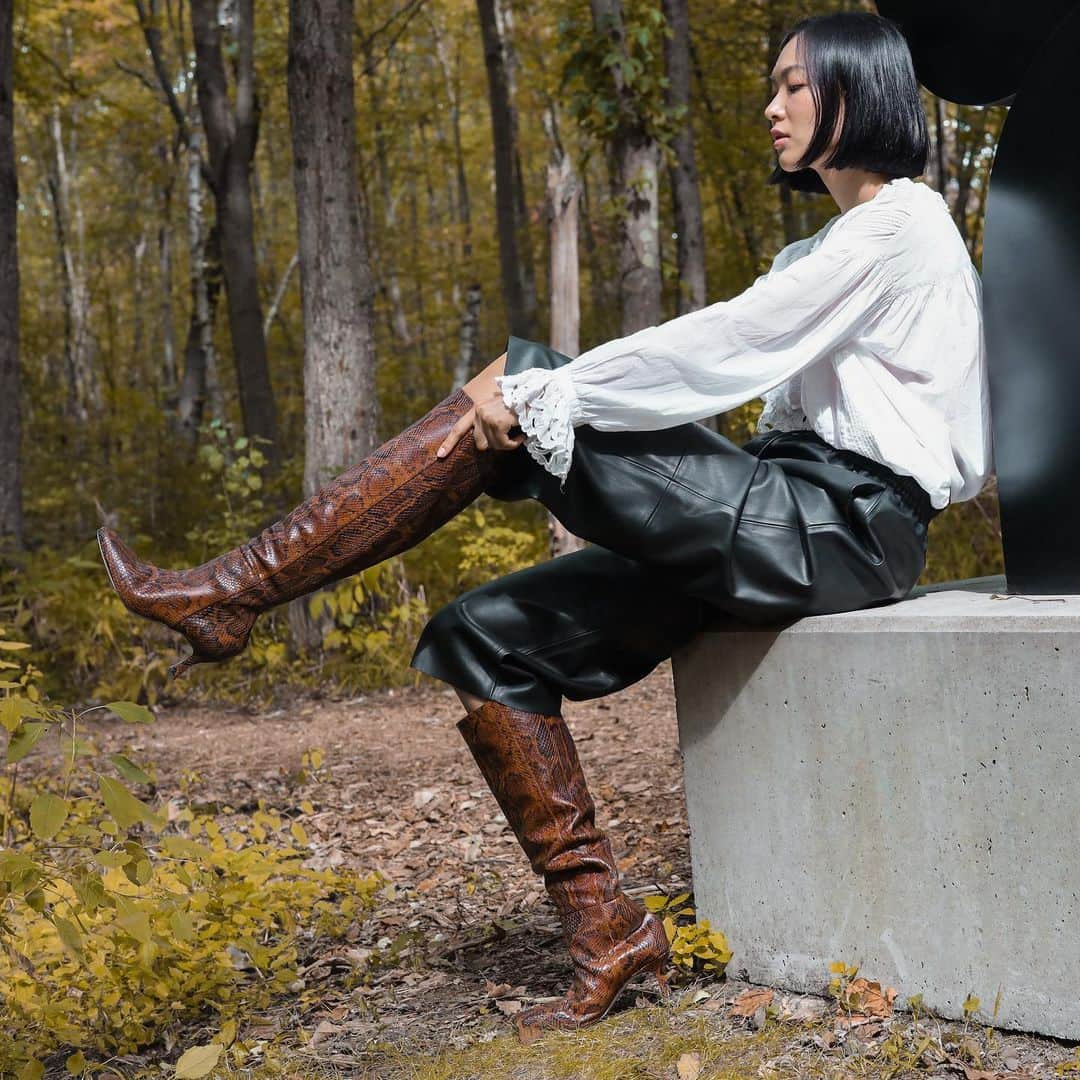 サムエデルマンのインスタグラム：「Slide on the LILLIA this Super Bowl Sunday  Photographed by Libby Edelman   #SamEdelman」