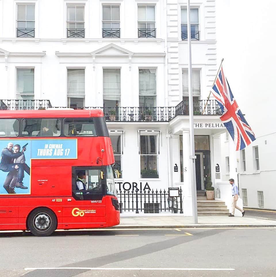 片桐優妃のインスタグラム：「旅の思い出シリーズ✈️ . #イギリス は#ヨーロッパ で好きな国ベスト3に入るかも🇬🇧 . 1.スペイン 2.イギリス 3.オーストリア って感じかなーー サントリーニに行ったらそっちが1位になるかもしれないけど😇 . #ロンドン #ロンドンバス」