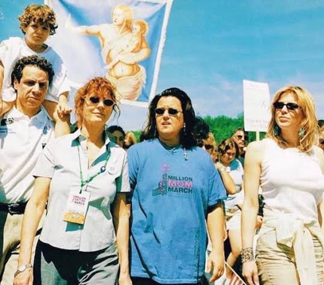 コートニー・ラブさんのインスタグラム写真 - (コートニー・ラブInstagram)「At Rosies , Million Mom March in DC.  2000, marching for gun violence protection laws.  Now called The Brady Act .   So many people (mostly women) turned up, on the mall in DC, using their voices to appeal gun laws. (@bradybuzz Brady United For Gun Violence ).  Such a moving day.  I’ll always love you Rosie for this amazing day.  She lobbied me, got me an adjoining suite to her families at the hotel in Washington.  I’m a bit scared of DC ... I once had a bad experience with enormous rats 🐀 in a teeny shower, , Holes first tour. #930club .. DC? literally  “a swamp” .   There were 3 “friends of Hilary“ on the steering committee who didn’t think I was , “educated“ enough to speak.  Which is Code for “from a low income background” and “we don’t like how ? Dirty ?  she presents.“ I was hurt about this.  But also? Intrigued.  Since all of my siblings have a masters from some fancy college .  (except Joshua . My black brother.  That’s a whole other day, kids)  Some, I put through college (as one should do with any family / in laws, as a natural code) even if it’s with my “underprivileged“ rock money .  1 is an attorney, and 2 are professors.  Blah blah .  I prefer it .  I like being classified as “underprivileged.“ I get to hear all the truly ghastly stuff the grown ups get up to. Class wars notwithstanding, I went. A great cause, close to me.  I was sitting with her in her mini van , on the mall in DC, at 6 am.  Rosie , nervous, crying, no one would show.  She was exhausted , she and the committee had worked so hard .   But then they came, and came .   Rosie turned to me, held out her hand, beckoned me to come to the middle of the mall with her, to meet those moms, and the other amazing activists , (750,000 people showed up that day )  I declined , gave her a shove .  That was her moment ,  watching her greet a beautiful , huge mob for an incredibly righteous cause.  No wonder Trumps so scared of her.  What an icon .  #ROSIE  @nygovcuomo @susansarandon @rosie  #millionmommarch #banassaultrifles #reappealgunlaws #momjeans  #bradyact #bradybill  #rosie  #howhotiscuomothough?  #classnonsense #activism」2月8日 8時33分 - courtneylove