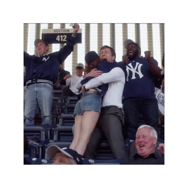 ゾーイ・ドゥイッチのインスタグラム：「not sure if the yankees are playing but i definitely will be watching the sports game and cheering hard for it」