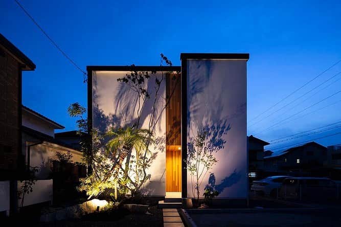 ONLY ONE HOUSE 株式会社 新谷組のインスタグラム：「* New project 進行中👉🏻  “ Vacances kyoto ”  高性能は当たり前に 「デザイン×遊びゴコロ」に溢れた家 #vacances  #遊びたいだけ遊べる家 をコンセプトに 舞鶴市から発信する新しいプロジェクトです✨ 専用アカウントはこちら▶︎ @vacances.kyoto  フォローお願いします🌿  HPはこちら▶︎https:/vacanceskyoto.com/ ぜひご覧ください💁🏻‍♀️  --------------------------------------  新谷組は土地探しから 設計施工管理の全てを 弊社で担う事ができます！  大工工務店だからこそ出来る 枠にとらわれない自由な発想で お客様のお家づくりを 全力でサポートいたします💪🏻  お気軽にご相談ください☻  #ONLY_ONE_HOUSE by shintanigumi.co.Ltd  ✭ 本社𝕋𝔼𝕃  0770-78-1255 ✭ 事務所𝕋𝔼𝕃  0770-59-2552 ✭  𝔼 𝕞𝕒𝕚𝕝  shintanigumi@outlook.jp ✭ 新谷組𝙷𝙿 http://www.shintanigumi.jp  --------------------------------------  #新谷組 #ニュープロジェクト #バカンス京都 #vacanceskyoto #オンリーワンハウス #おおい町 #舞鶴市 #高浜町 #小浜市 #敦賀市 #若狭町 #美浜町 #新築 #一戸建て #マイホーム #デザイン住宅 #工務店 #家づくり」