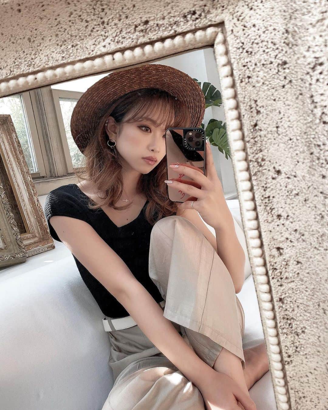 木田絵里香のインスタグラム：「. 今日めちゃくちゃ寒いけど⛄️ 去年も人気だったこのトップス間も無く予約販売なのでチェックしてみてくださ〜い👱🏼‍♀️🛍 . #ニット#コーデ#春夏#パンツコーデ#hat#knit#make#coordinate#outfit#」
