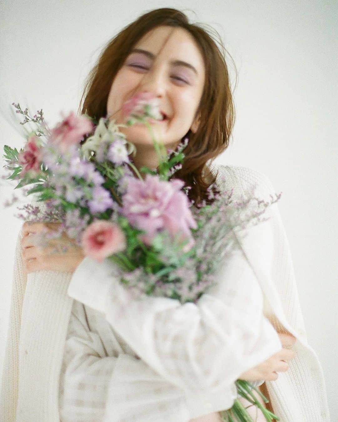 花盛友里のインスタグラム：「@classy_mag_insta  太陽みたいなおーちゃん連載💕」