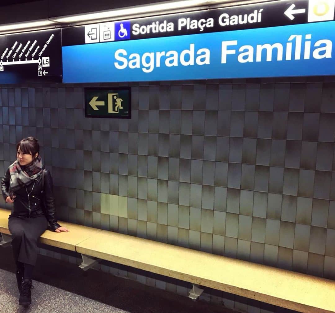 上本昌代さんのインスタグラム写真 - (上本昌代Instagram)「念願のサグラダファミリア🛕地下鉄の階段を上がった途端頭上に現れたサグラダファミリアにとにかくびっくりしたなぁ😳 旅行に行けないので過去のiPhoneからコツコツと旅投稿をしていこう☺️ #sagradafamilia #サグラダファミリア #gaudi #spain #españa #🇪🇸 #barcelona #旅好き #サグラダファミリア編 #memories #思い出 #worldheritage #世界遺産  #旅すたぐらむ #寒かったなぁ❄️ #2018」2月8日 8時49分 - masayomai