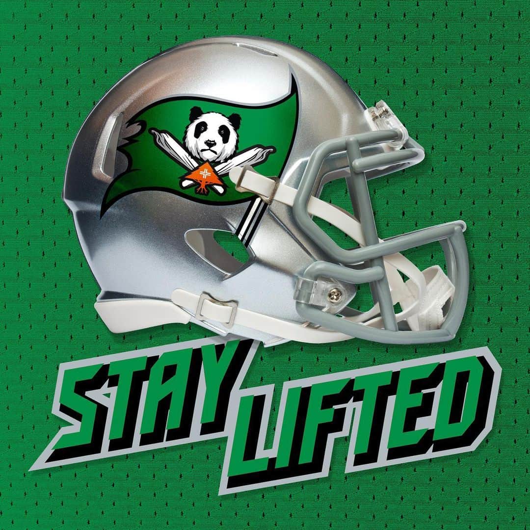 エルアールジーのインスタグラム：「The Lifted team is the only team we love!   Changing The Game One Garment at a Time 🌲🏈🦒  Stay safe, have fun and Stay Lifted!」