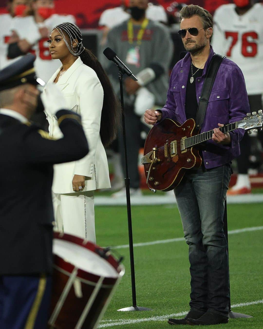 Just Jaredさんのインスタグラム写真 - (Just JaredInstagram)「@jazminesullivan and @ericchurchmusic performed the National Anthem as a duet during the Super Bowl. Tap this photo at the LINK IN BIO to watch the video now!  #JazmineSullivan #EricChurch #SuperBowl #SuperBowlLV Photos: Getty」2月8日 8時51分 - justjared