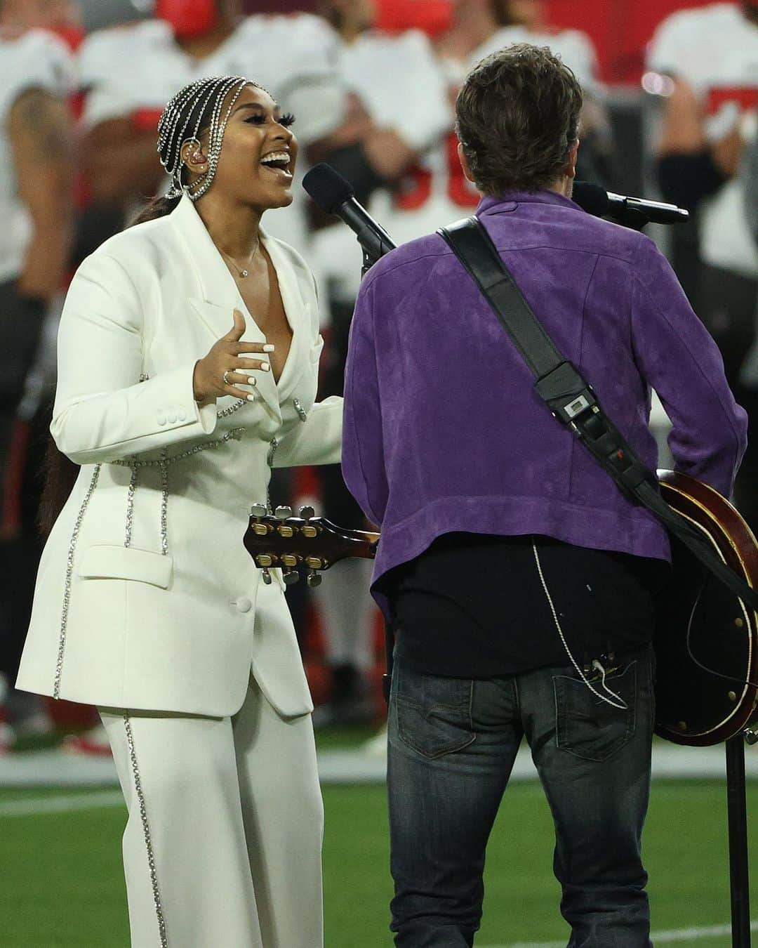 Just Jaredさんのインスタグラム写真 - (Just JaredInstagram)「@jazminesullivan and @ericchurchmusic performed the National Anthem as a duet during the Super Bowl. Tap this photo at the LINK IN BIO to watch the video now!  #JazmineSullivan #EricChurch #SuperBowl #SuperBowlLV Photos: Getty」2月8日 8時51分 - justjared