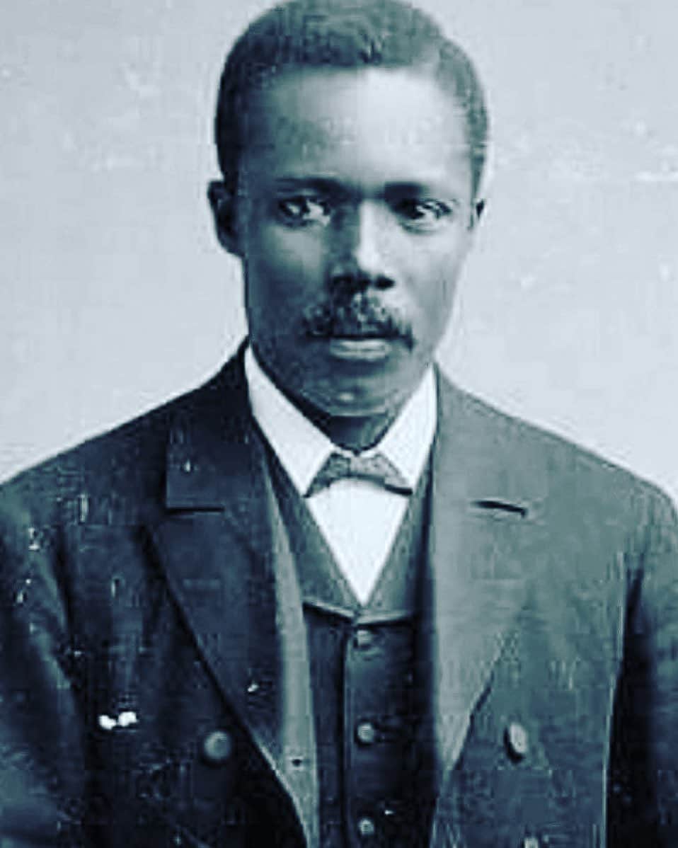 ダンテ・カーヴァーのインスタグラム：「BLACK HISTORY  DID YOU KNOW...   George Crum (Sometimes ref to as Speck)  Inventor & Chef •Invented the potato chip 1853 while working as a chef at Cary Moon’s Lake House in Lake Saratoga , New York. •His invention started as Crum’s Saratoga Chips when locals began to ask for them. •Opened his own restaurant called Crum’s House near Saratoga Lake.   #bhm #blackhistory #americanhistory #peopleareawesome #didyouknow #inspirationthroughhistory #georgecrum」