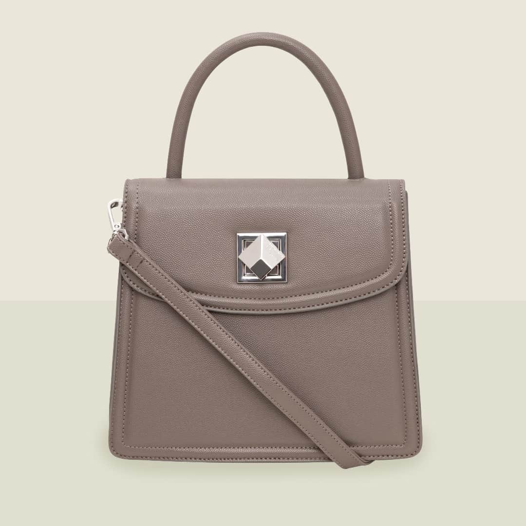 Santa Lollaのインスタグラム：「Esse modelo de bolsa estruturada é um clássico que foi revisitado pelo novo fecho cubo, reforçando a identidade geométrica da marca que começou com a estampa monograma. [ R$299,90 cada ] #santalollaverao21 #SLhandbags」