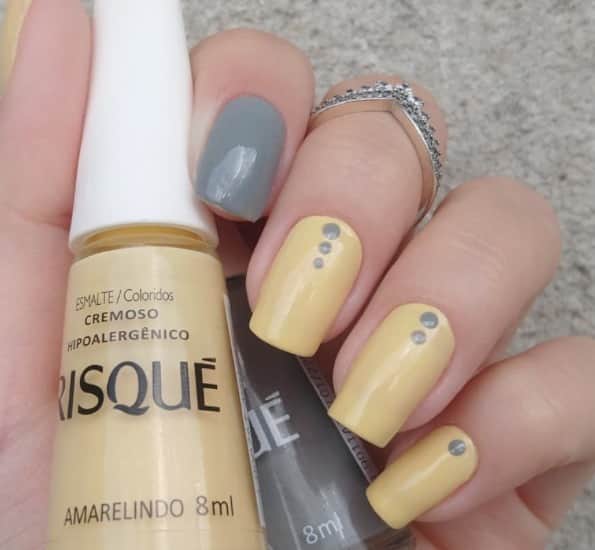 Risqueのインスタグラム：「Vocês lembram que trouxemos falando das cores do ano da Pantone? A @legomes_naildesigner fez essa nail art maravilhosa usando o #Amarelindo e #DocePérola. Ela arrasou na escolha ❤ Qual esmalte você está usando esta semana? Poste e use a #EuQueFizRisqué! 💅 ⠀ #TáNasNossasMãos #EsmaltesRisqué #RisquéOficial #RisquéRegular ⠀」