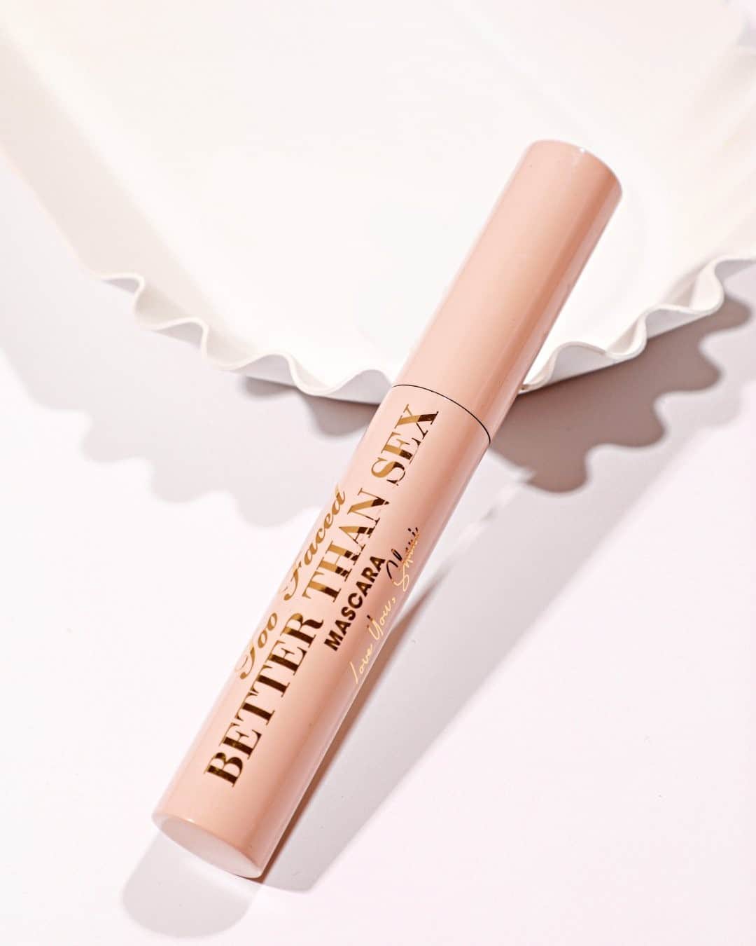 Too Facedのインスタグラム：「Calling all NUDE makeup lovers! ✨ Our social BFF @shanigrimmond dolled up our iconic Better Than Sex Mascara in a limited-edition design inspired by her signature sexy modern nude makeup! 🤩 #betterthansex #toofaced」