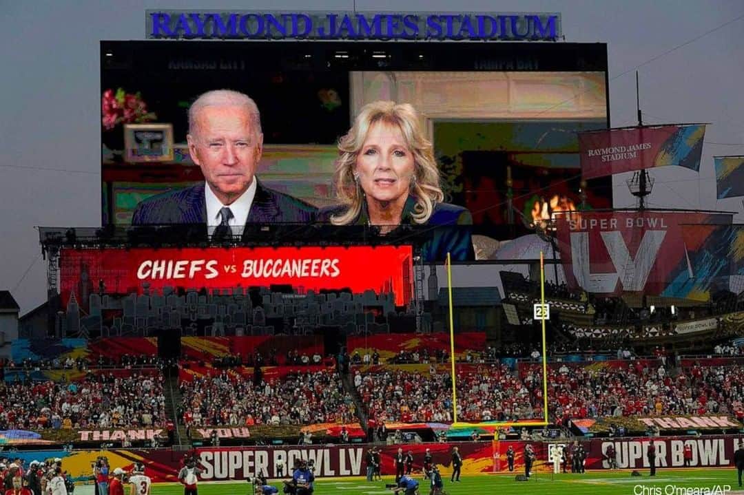 ABC Newsさんのインスタグラム写真 - (ABC NewsInstagram)「Pres. Biden and first lady Jill Biden made a video appearance before Super Bowl kickoff to send a special message of gratitude to front-line workers.  "With all our hearts, thank you," said Jill Biden.」2月8日 9時03分 - abcnews