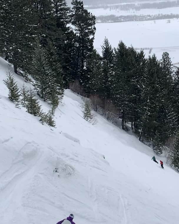 アナログクロージングのインスタグラム：「@markmcmorris making the most his down time ⚡️ 📱: @pat.dodge  @naturalselection is GO FOR LAUNCH Tuesday (Feb 9th).  Tune into Red Bull TV to watch the #BurtonTeam go head-to-head with the world best snowboarders.  Streaming info - Link In Bio.」