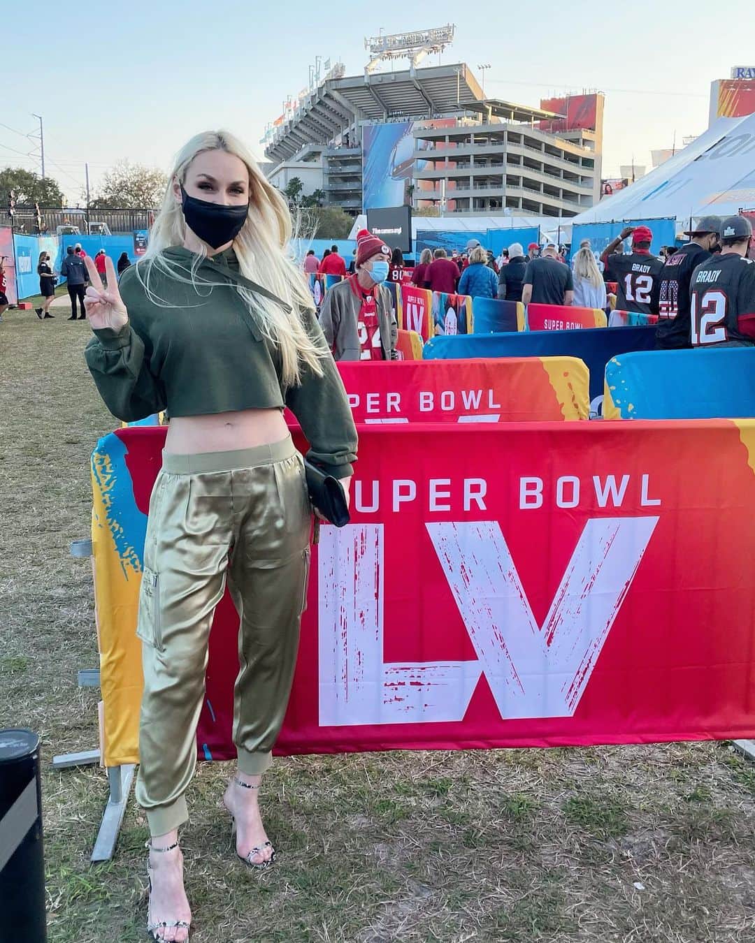 リンゼイ・ボンのインスタグラム：「LV x LV ... when they name the Super Bowl after you, you have to go 🤷🏼‍♀️ lets go @tombrady 💪🏻 @underarmour @nfl」