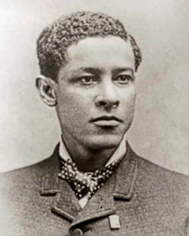 ダンテ・カーヴァーのインスタグラム：「BLACK HISTORY  DID YOU KNOW...    Jan Ernst Matzeliger  •Inventor •While apprenticing, he noticed a common problem with shoes and sought to change it. He invented the Lasting Machine. It stitched the sole of the shoe and made the process much faster. •1883 he patented it •The machine could make about 700 pairs of shoes a day. This was 10 times that of a single person. •Founder of the Consolidated Lasting Machine Company   #bhm #blackhistory #americanhistory #peopleareawesome #didyouknow #inspirationthroughhistory #janernstmatzeliger」