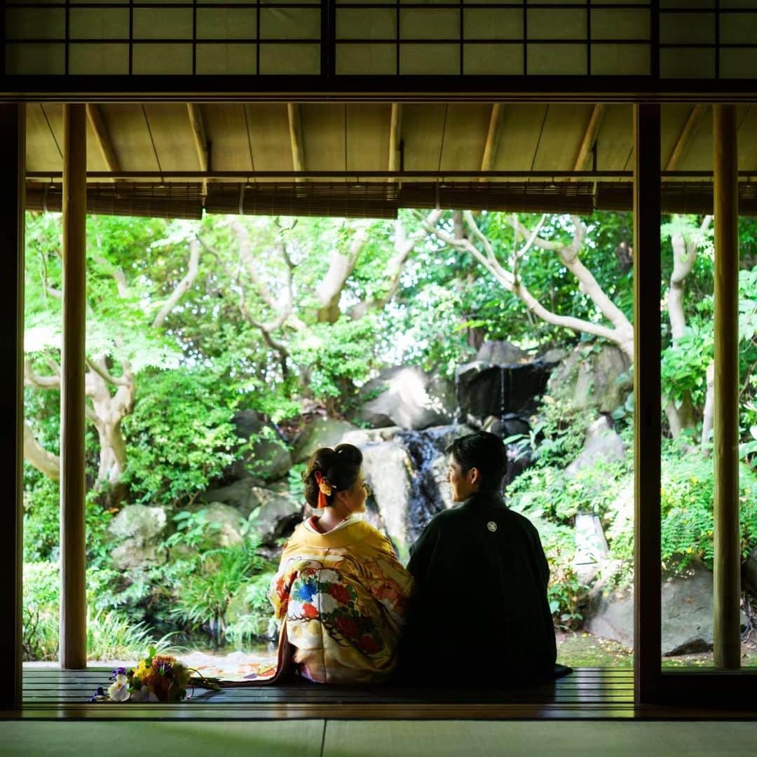 The KAMAKURA WEDDINGのインスタグラム：「3500坪の敷地中央に位置する深緑の日本庭園。和装が映える、1日1組様限定のプライベート空間が安心『隠れ里車屋』の結婚式。」