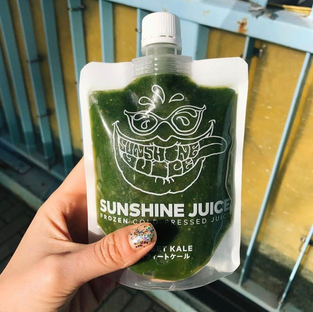 Sunshine Juiceさんのインスタグラム写真 - (Sunshine JuiceInstagram)「サンシャインジュースのフローズンジュースやスープは冷凍庫にストックでき、いつでも好きな時に飲むことができます👍  日々の生活にサンシャインジュースを取り入れて自然のエネルギーを体に取り入れましょう。  体が生まれ変わるのが実感できるはず。なかなか外出もできず運動不足にもなりがちないま、ジュースを飲んで体の内側からの調子を整えてみませんか？  オンラインショップにはお得な定期便もありますよ🌞  stock up your freezer with SUNSHINE juice.   you can always be close to and enjoy the sunshine anytime you want🙌  #stayjuicy#sunshinejuice#coldpressedjuice#サンシャインジュース#コールドプレスジュース#自然#健康#地球に優しい暮らし#抗酸化作用#循環型社会#恵比寿#免疫力向上#ファスティング#サスティナブル#断食#プラントベース#カラダが喜ぶ#体内デトックス#自然治癒力#体質改善#定期便#冷凍ジュース#通販ジュース#腸内環境#内側から健康に」2月8日 9時23分 - sunshinejuicetokyo