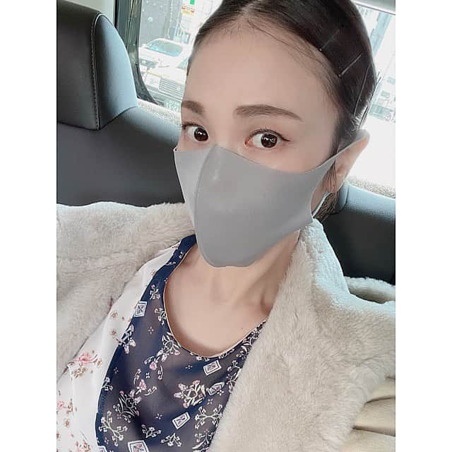 清川あさみさんのインスタグラム写真 - (清川あさみInstagram)「気付かれた方もいらっしゃるかもですがめちゃくちゃ髪が伸びて結べるように👧🏻。 というか伸びるのが早すぎるんですよ、何だろう。  チビくんは私のおデコヘアに笑いながら ヘーンなの！って。笑..  うん、彼はきっとSです🐱。　  最後は褒めてくれたけど✨可愛いなあ  #さて今週も忙しい #たまには髪型など #アレンジは簡単なのが好き」2月8日 9時22分 - asami_kiyokawa