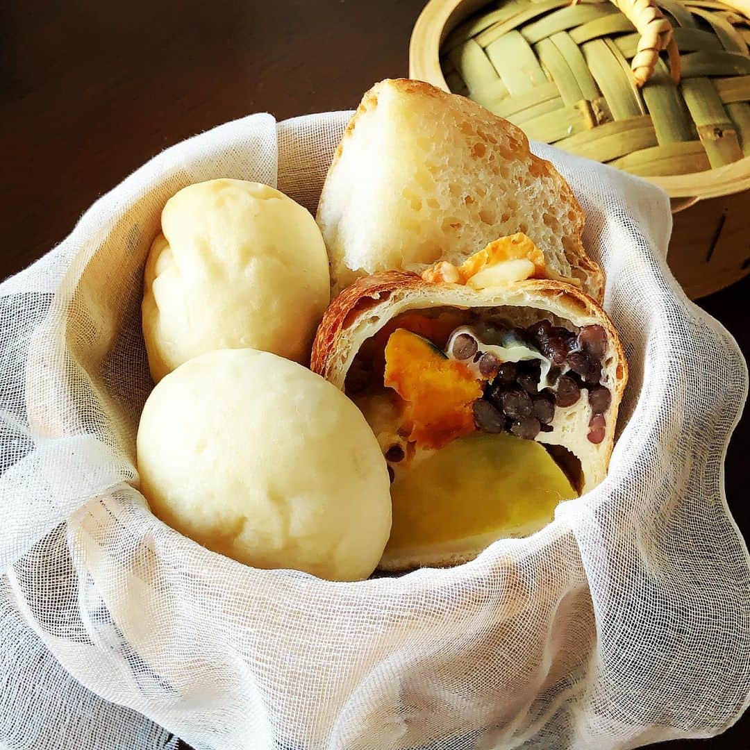 志摩有子さんのインスタグラム写真 - (志摩有子Instagram)「おはようございます。 昨日は暖かかったのに今朝はちゃんと寒い。 冷凍しておいたブレッド＆サーカス　@breadandcircus のパンを蒸籠で温めて暖を取る。チーズとハム入りの白丸パンにはブルーベリージャムを、カリフォルニアソフトと南京野菜パンには冷たいままのバターを。  #ブレッドアンドサーカス  #せいろ生活」2月8日 9時24分 - ariko418