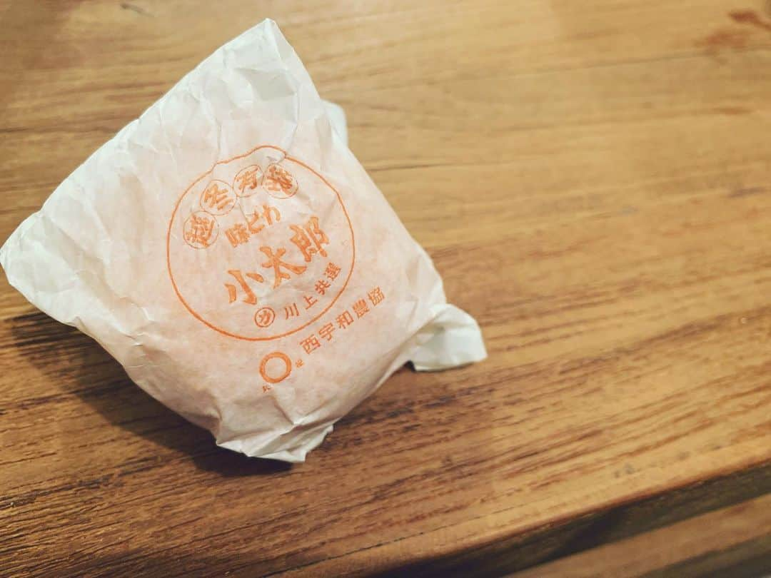 安藤咲良さんのインスタグラム写真 - (安藤咲良Instagram)「. 初めて食べた 紙に包まれたみかん🍊♡！！ . とっても甘くて美味しい感動🥺 冬はみかん食べて ゆったりがいいですね☃️ . #久しぶり投稿」2月8日 9時27分 - sakura.ando