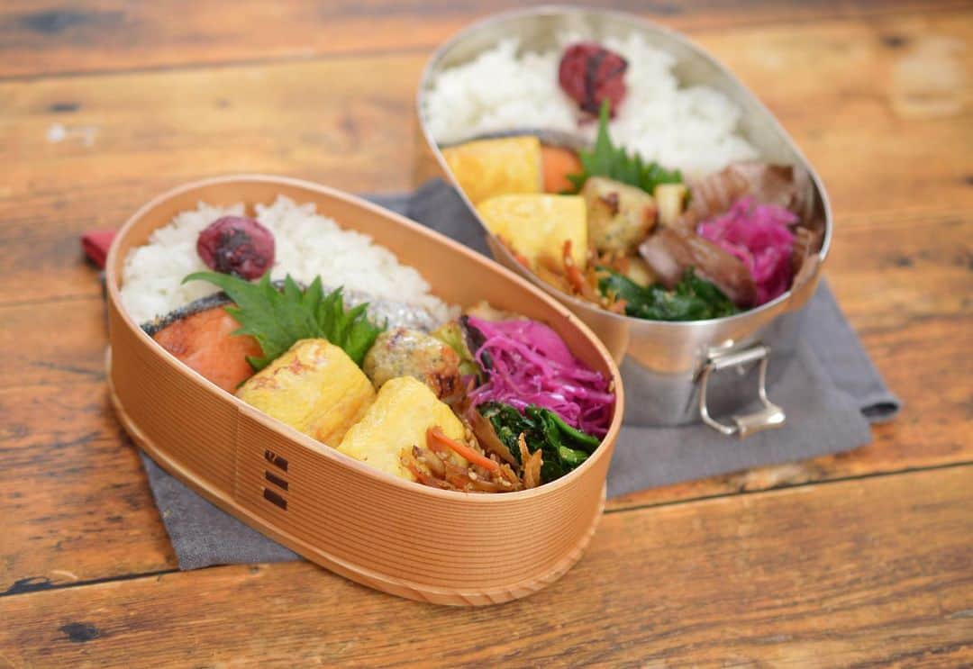 yukiyoのインスタグラム：「2021.2.8* ・ 今日のお弁当 ・ 梅干しご飯 焼き鮭 甘い出汁巻 テイクアウトした焼き鳥の青じそつくねとねぎま ほうれん草ごま和え きんぴらごぼう 紫キャベツマリネ ・ ・ ほうれん草ごま和えときんぴら 先週も定番副菜だったか笑 ・ 今週は水曜日までの予定 けんさんは火曜日までの予定 中国相手のプロジェクトを担当しているため 春節のこの時期が一番休みやすい。 ・ ・ …ってのはけんさんだけであって 私はイチエンジニア兼雑用係なのであまり関係ないけど笑 ・ ・ #お弁当 #obento #bento #lunch #lunchbox #onthetable #japanesefood #暮らし #曲げわっぱ #lin_stagrammer #ロカリ #おうちごはんLover #マカロニメイト #IGersJP #フーディーテーブル」
