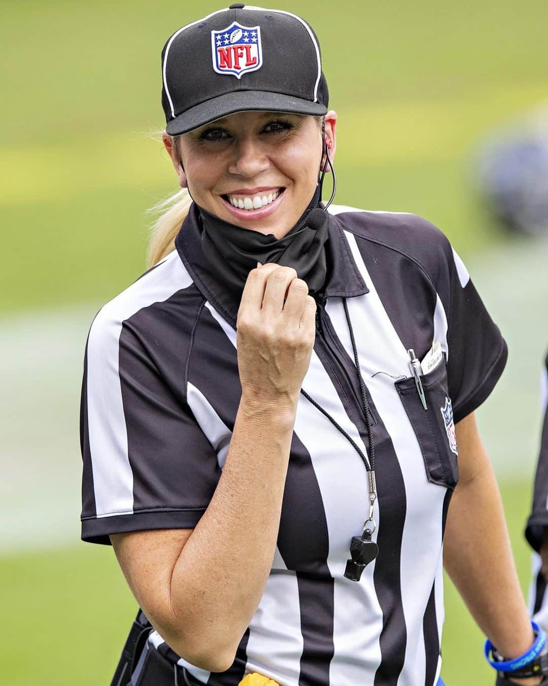 ケイト・ハドソンさんのインスタグラム写真 - (ケイト・ハドソンInstagram)「Awesome! 💃 As a long time football fan I am emotional and celebrating this long over due female ref at the Super Bowl! #sarahthomasnfl」2月8日 9時40分 - katehudson