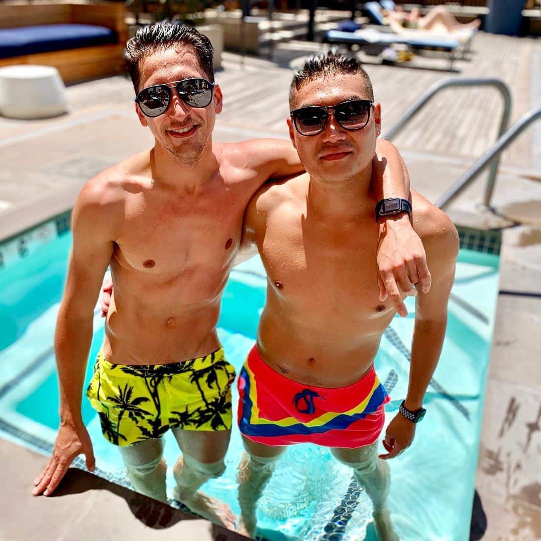 ジョナサン・カサーのインスタグラム：「Nearly 2 years ago... We miss Sunday’s filled with fitness, meal prepping, and pools. Stay safe. This too shall pass.  . . . . . . . . #fitness #precovid19 #sundayfunday #poolside #whollywood #neon #notaninfluencer #randr #la #hollywood #swimming #swimtrunks」