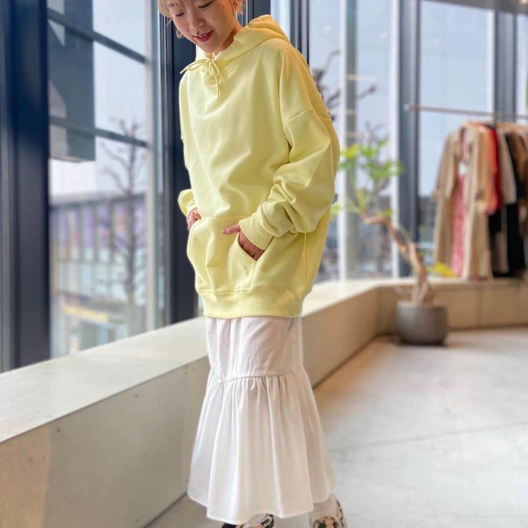 コエのインスタグラム：「#Repost @koe_press ・・・ . . STAFF名:金星香　@songhyang39  身長:154㎝ 店舗名：koe渋谷店 ————————————﻿ 【着回しアイテム】 TC裏起毛パーカー21S ¥3,289（通常価格）﻿  着用サイズ:XL カラー:yellow ————————————﻿ 【スタイリングポイント】 低身長さんおすすめなコーディネートは今年トレンドのフェミニンなワンピースと合わせることです！ あえて大きめのXLのサイズを選ぶことでお尻まですっぽりと隠せるので、体型も気にせず、ご利用いただけます。 また、春らしいイエローを選ぶことで重たくならずに季節感のあるコーデに！ フェミニンなアイテムとメンズライクなアイテムでバランスもバッチリとれますよ！ ぜひ、真似してみてください！ ————————————﻿ 【コーディネートアイテム】  Vネックニットベスト&ティアードシャツワンピース ¥10,000（通常価格） . ————————————﻿ @koe_pressのTOPページから ECサイトをチェック！ 税込み¥6,000以上お買い上げで送料無料です。 ————————————﻿ #ジェンダーレス #genderless #genderlessfashion #genderlessclothing #スタッフコーデ ﻿#koeスタッフコーデ #koeコーデ#きれいめコーデ #プチプラ #チェックシャツ #きれいめカジュアル #シンプルコーデ　#デイリーコーデ #今日のコーデ #今日のコーディネート #きょコ　#春コーデ  #ワンピース #ワンピースコーデ #パーカー #パーカーコーデ #パーカー女子」