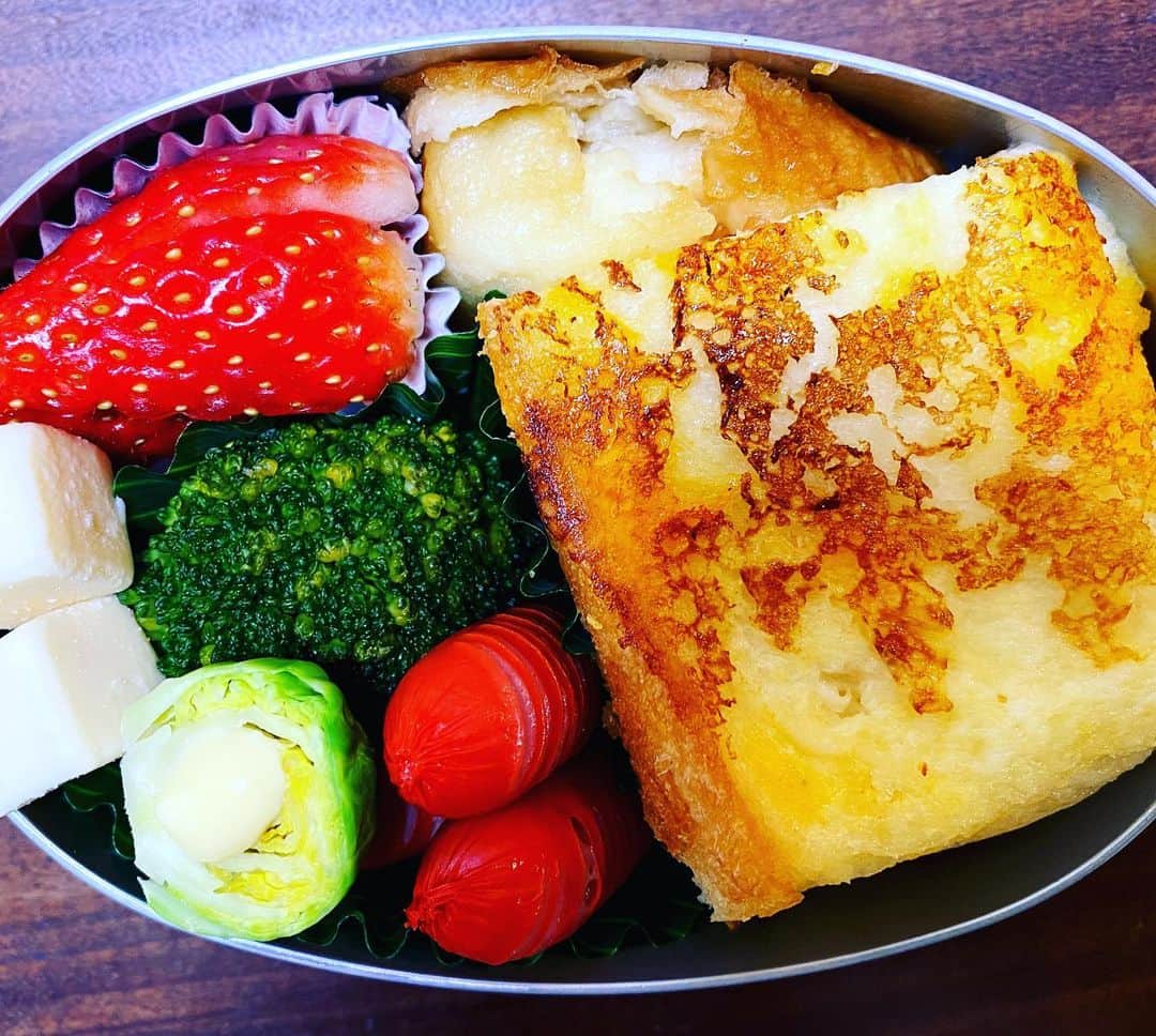 宮崎謙介さんのインスタグラム写真 - (宮崎謙介Instagram)「初のパン弁当。フレンチトースト。」2月8日 9時36分 - miyazakikensuke1031