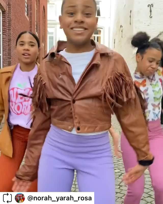 レスリー・ジョーンズのインスタグラム：「I love these girls!! I wish all girls this joy! At this age is so important to be happy. Thanks @norah_yarah_rosa keep inspiring!」