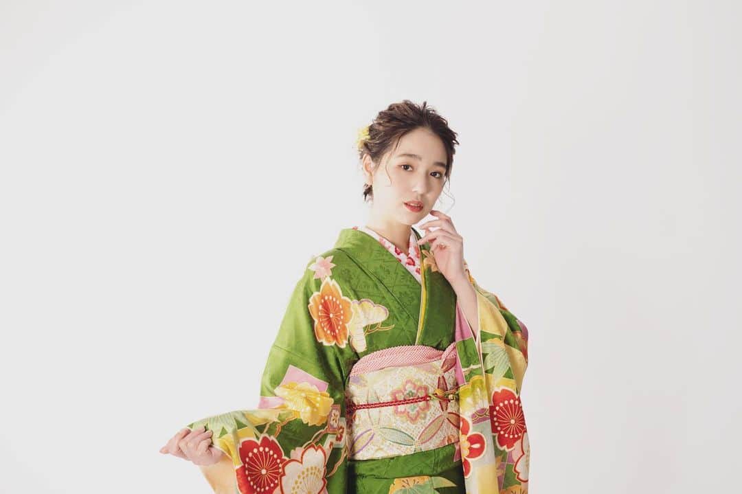 LE-PLA BEAUのインスタグラム：「*  振袖展示会 【次回】 2/13㈯～3/14(日)まで ⚠️要予約です！  卒業袴の展示会もSTARTしています◎ 10/1～2/21 こちらも要予約制❁  ヘアメイクの相談もできます◎！ LINEにて事前カウンセリングがあるので安心！！ * * 振袖と小物一式のトータルコーディネートから お母様の振袖を使ったママ振コーディネートも 通常通り、承れます◎  ※また感染予防対策として、展示会は1組ずつのご案内を徹底しています。 スタッフ、お客様のマスクの着用 手指消毒を必ず行っております。 定期的な換気など、対策をしております。 * *  @photostudio_minmi  #豊橋着物 #衣装レンタル #振袖 #成人式 #成人式振袖 #成人式着物」