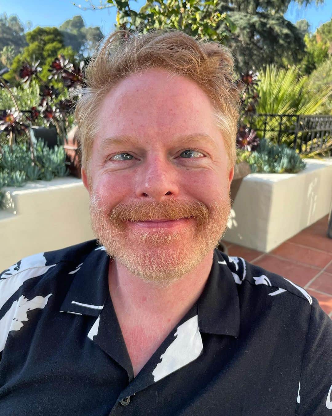 ジェシー・タイラー・ファーガソンのインスタグラム：「what’s everyone doing today?」