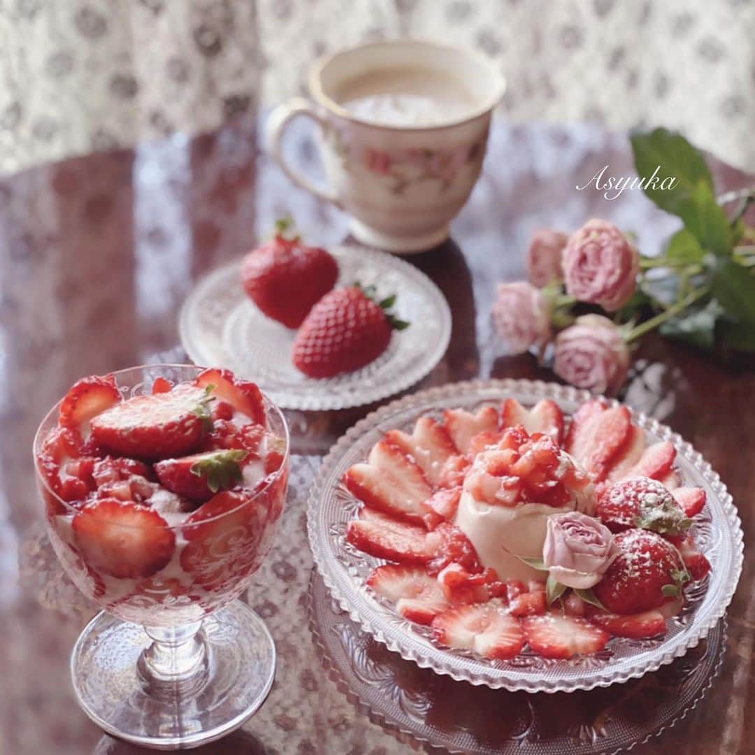 Yuka Kaedeさんのインスタグラム写真 - (Yuka KaedeInstagram)「苺の食べ比べ。  朝はいつもカフェオレだけでいいのですが、 果物がある時はカフェオレと果物で。 今日は"博多のあまおう"と"和歌山のまりひめ"の 味比べ。まりひめ甘い‼︎ プルガリア苺ヨーグルトと苺の組み合わせが1番好き♡ . . . 薔薇 @atelierkyodoyabashi #花のある暮らし#花のある生活 #バラが好き#beautifulroses」2月8日 9時59分 - _asyuka_