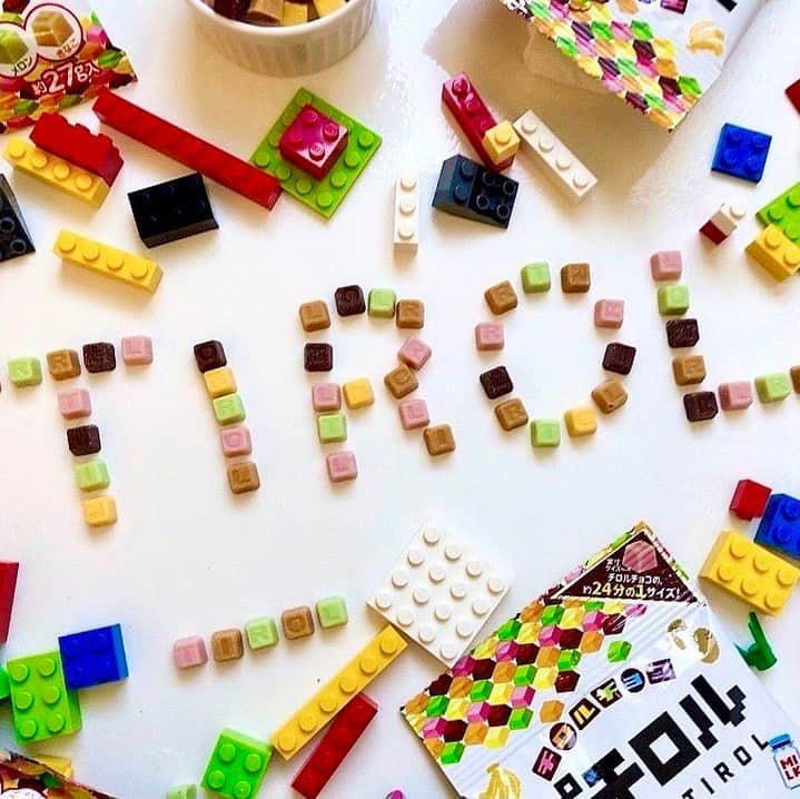 チロルチョコのインスタグラム：「チロルチョコTwitter＆Instagram合同開催🗣 ＼プチロルであそぼうキャンペーン／  いつもチロルチョコのInstagramをご覧いただきありがとうございます😋  本日より プチロルであそぼうキャンペーンを開催致します👩‍🍳💭  「プチロル」を使った 🍭お菓子や料理のレシピ 🍭お気に入りのフィギュアとの写真 など、その他「プチロル」を使った自由な写真を指定タグ　#プチロルであそぼう　を付けて投稿してください📸  入賞者には豪華景品をプレゼント🎁♥️     ■実施期間 2021年2月8日（月）～2月24日（水）    ■実施SNS Twitter(https://twitter.com/TIROL_jp) Instagram(https://www.instagram.com/tirolchoco_official/)   ■応募条件 ①チロルチョコ公式アカウントをフォロー ②指定タグ　#プチロルであそぼう　を付けて写真を投稿   ■当選景品内訳 金賞〈1名〉：Shopまるごとセット（チロルチョコ製品およびチロルチョコグッズ） 銀賞〈2名〉：Shopチョコセット 銅賞〈4名〉：Shopグッズセット 社長賞〈1名〉：社長が選ぶスペシャルセットとお手紙 Instagram賞〈5名〉：プチロル10袋とその他人気チョコアソート Twitter賞〈5名〉：プチロル10袋とその他人気チョコアソート  ※昨今、偽アカウントが頻発しております。 弊社から ・フォローすること ・鍵垢にすること ・不審なDM送付をすること 等は一切ございません。 ご注意くださいませ。 【チロルチョコ公式Instagramアカウント】 　@tirolchoco_official   ※プチロルは全国販売の商品ですが、お取り扱いの無い店舗もございます。 予めご了承ください🙇‍♂️ 販売場所については、お手数ですが弊社お客様相談室までお問い合わせ下さい。 　 　お客様相談室　0570-064530 （平日9:00～18:00 土日祝日は除く） 　https://tirol-choco.sslserve.jp/contact/    ---------------------------------------------------- Shopチロルチョコオンラインショップでご購入可能です🏠  https://shoptirol.easy-myshop.jp/  ※売り切れの場合がございます。予めご了承下さい。 ※オンラインショップで在庫切れとなっていましても 実店舗では足を運んでいただいたお客様のために在庫を確保している場合がございます。 実店舗用の在庫は通販には応じられませんのでご了承ください。 ----------------------------------------------------      たくさんのご参加お待ちしております👩‍🍳  #tirol #tirolchoco #チロルチョコ #チロル #チョコレート #おやつタイム #chocolate  #キャンペーン実施中 #おうちカフェ #おやつの時間  #chocolatelover  #shopチロルチョコ#Campaign#プチロルであそぼう」