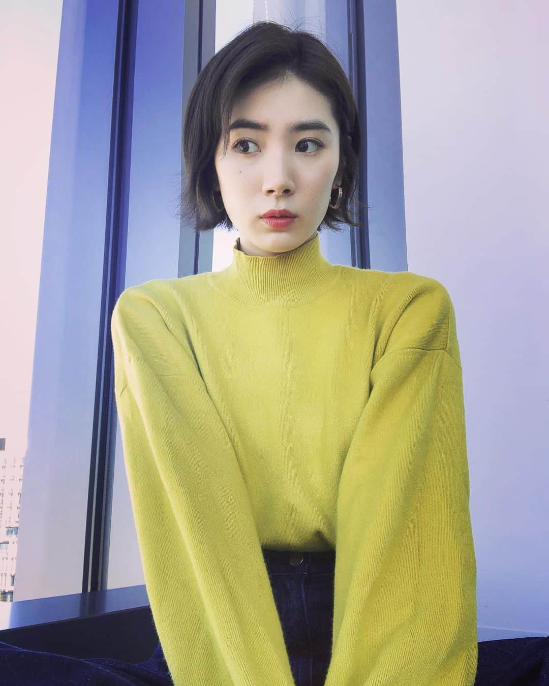 のインスタグラム：「. . おはようございます🌞 月曜日頑張りましょう。 . . #goodmorning #monday #fight  #yellow #blue #knit #red #lip  #shorthair #shortbob  #おはようございます #月曜日  #イエロー #ニット #赤リップ  #外ハネ #ショートヘア #ショートボブ」