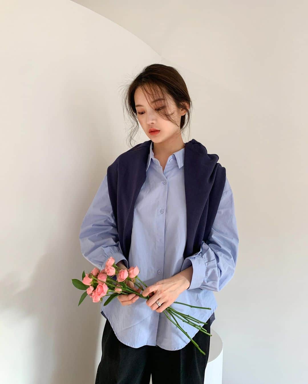 Chuuのインスタグラム：「🎀츄X셀럽쇼퍼🎀  주말 동안 베스트 주문율💙 틴트 컬러 셔츠! 베이직한 아이템으로 맨투맨, 니트와 레이어드해서 입기에도 좋고 단품으로 착용해도 좋은 컬러 셔츠🙌🏽  지금 화이트 컬러가 가장 인기 많고 그 다음은 sky blue💙 @jindamiin 다민님이 코디한 다양한 셔츠 코디 츄에서 만나보세요😊  #chuu#츄#셀럽쇼퍼 #lovely_daily_look_chuu」