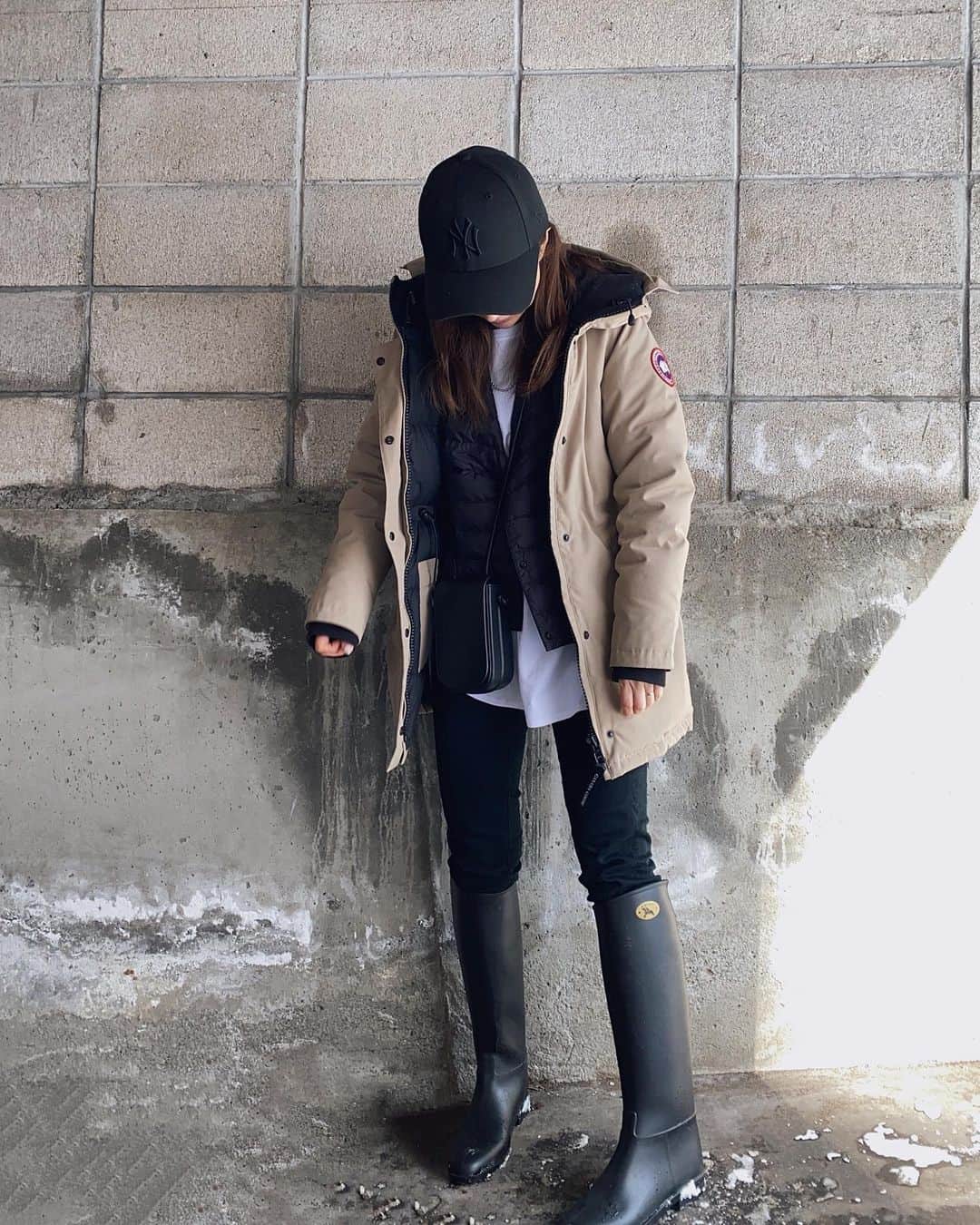 rats1316のインスタグラム：「・ コストコでいらぬおもちゃを買わされた日のコーデ😚 ・ ・ cap @newerajapan  ダウン　@canadagoose  インナーダウン/ロンT @uniqlo_jp  パンツ　@azulbymoussy_official  ブーツ　#dafna ・ ・ ・ #ママ#ママコーデ#ママファッション#code#ootd4nylonjp  #ootd#outfit#mamagirl#北海道ママ#札幌ママ#三児の母#プチプラコーデ#今日のコーデ#ママライフ#ロカリ#mineby3mootd#きょコ#今日の服#大人カジュアル#主婦#男の子ママ#mamagirl#ユニジョ」