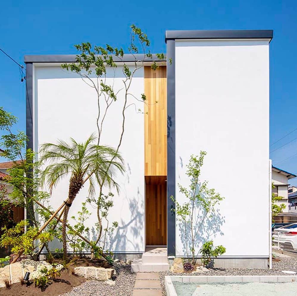 ONLY ONE HOUSE 株式会社 新谷組のインスタグラム：「* New project 進行中👉🏻  “ Vacances kyoto ”  高性能は当たり前に 「デザイン×遊びゴコロ」に溢れた家 #vacances  #遊びたいだけ遊べる家 をコンセプトに 舞鶴市から発信する新しいプロジェクトです✨  #上念司 さんのYouTubeチャンネルで vacancesの魅力をとてもわかりやすく 説明してくださっております🙌🏻  URLはこちら▶︎ https://m.youtube.com/watch?v=5QWloJ0NVDc&feature=youtu.be#searching  ぜひご覧ください‼︎  vacances専用アカウントはこちら▶︎ @vacances.kyoto  フォローお願いします🌿  HPはこちら▶︎https://vacanceskyoto.com/  --------------------------------------  新谷組は土地探しから 設計施工管理の全てを 弊社で担う事ができます！  大工工務店だからこそ出来る 枠にとらわれない自由な発想で お客様のお家づくりを 全力でサポートいたします💪🏻  お気軽にご相談ください☻  #ONLY_ONE_HOUSE by shintanigumi.co.Ltd  ✭ 本社𝕋𝔼𝕃  0770-78-1255 ✭ 事務所𝕋𝔼𝕃  0770-59-2552 ✭  𝔼 𝕞𝕒𝕚𝕝  shintanigumi@outlook.jp ✭ 新谷組𝙷𝙿 http://www.shintanigumi.jp  --------------------------------------  #新谷組 #ニュープロジェクト #バカンス京都 #vacanceskyoto #オンリーワンハウス #おおい町 #舞鶴市 #高浜町 #小浜市 #敦賀市 #若狭町 #美浜町 #新築 #一戸建て #マイホーム #デザイン住宅 #工務店 #家づくり」