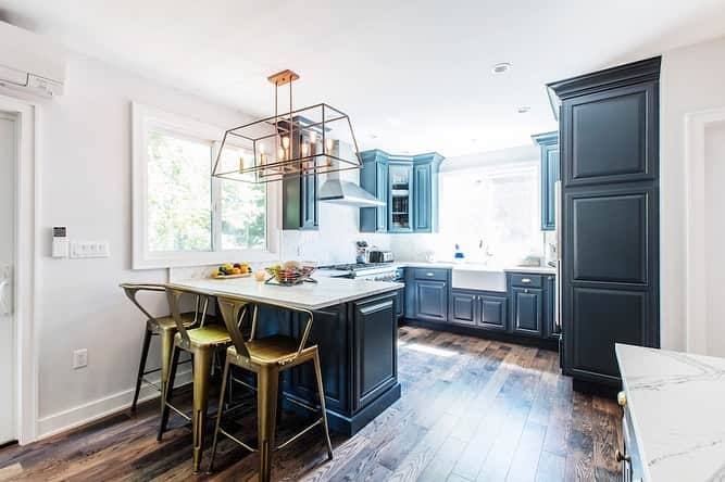 Sweeten Homeさんのインスタグラム写真 - (Sweeten HomeInstagram)「Brunch, anyone? 🍳🥂 Gather around, folks, the lighting in this Colonial-style kitchen paired with the gold and blue accents is an unbelievable scene. Nydia, a Sweeten home renovator says, “The kitchen is definitely the highlight of the house. It’s warm and inviting and makes everyone feel welcome. There’s plenty of space to sit, stand, and hang around eating, talking and enjoying company.” #renovatefearlessly⁠⁠ ⁠⁠ Take a tour of this full #sweetenreno at the link in our bio. ☝️⁠⁠ .⁠⁠ .⁠⁠ .⁠⁠ #mysweetenreno⁠ #renovation #homesweethome #designinspiration #housegoals #dreamkitchen」2月8日 10時22分 - sweeten_home