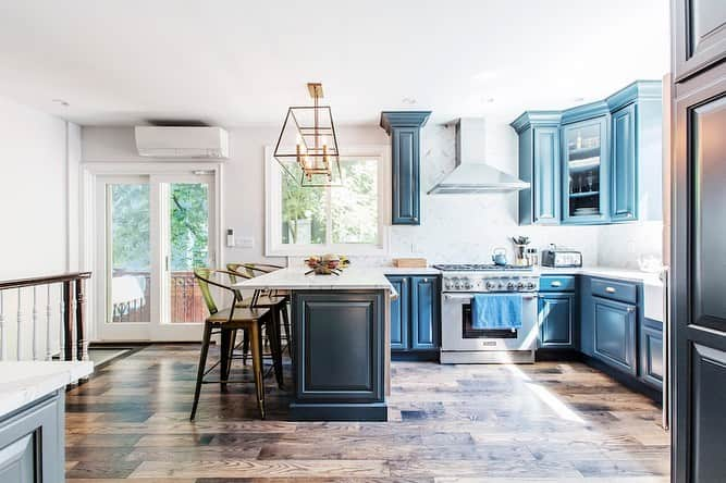 Sweeten Homeのインスタグラム：「Brunch, anyone? 🍳🥂 Gather around, folks, the lighting in this Colonial-style kitchen paired with the gold and blue accents is an unbelievable scene. Nydia, a Sweeten home renovator says, “The kitchen is definitely the highlight of the house. It’s warm and inviting and makes everyone feel welcome. There’s plenty of space to sit, stand, and hang around eating, talking and enjoying company.” #renovatefearlessly⁠⁠ ⁠⁠ Take a tour of this full #sweetenreno at the link in our bio. ☝️⁠⁠ .⁠⁠ .⁠⁠ .⁠⁠ #mysweetenreno⁠ #renovation #homesweethome #designinspiration #housegoals #dreamkitchen」