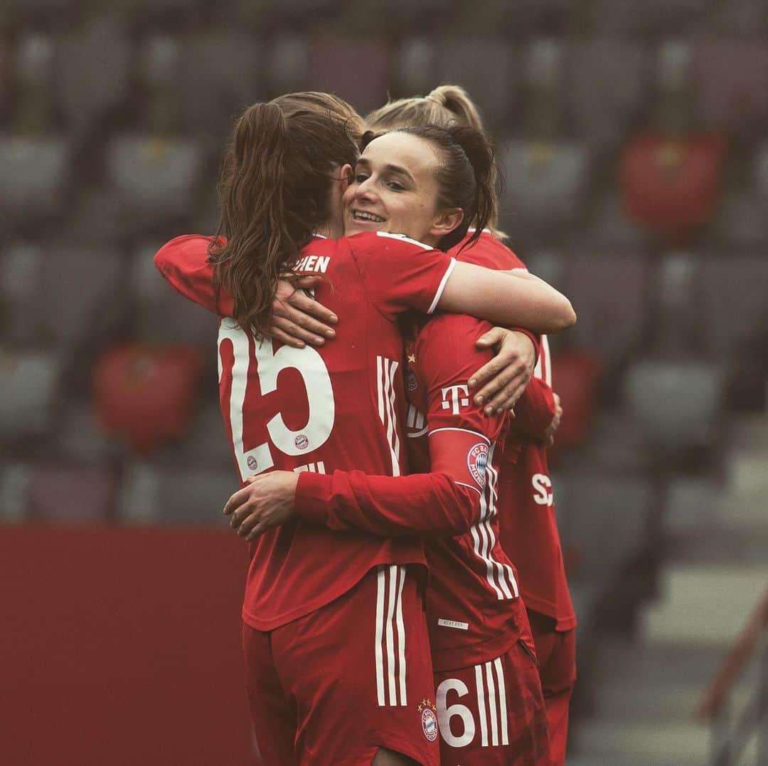 Lina Magullさんのインスタグラム写真 - (Lina MagullInstagram)「Goals give us some more love 😜❤️ #team #hugday #fcbayern #sieg #svmeppen」2月8日 21時12分 - linamagull