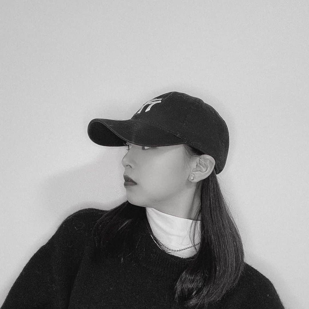大槻りこのインスタグラム：「⛓🖤⛓ . . この帽子お気に入り🧢♡ @newerajapan  . こういう感じ男ウケ悪いかもだけど、 黒も好きなんです🙊 . . #newera #cap  #ストリートファッション #モノクロ  #instagood #fyp #black」