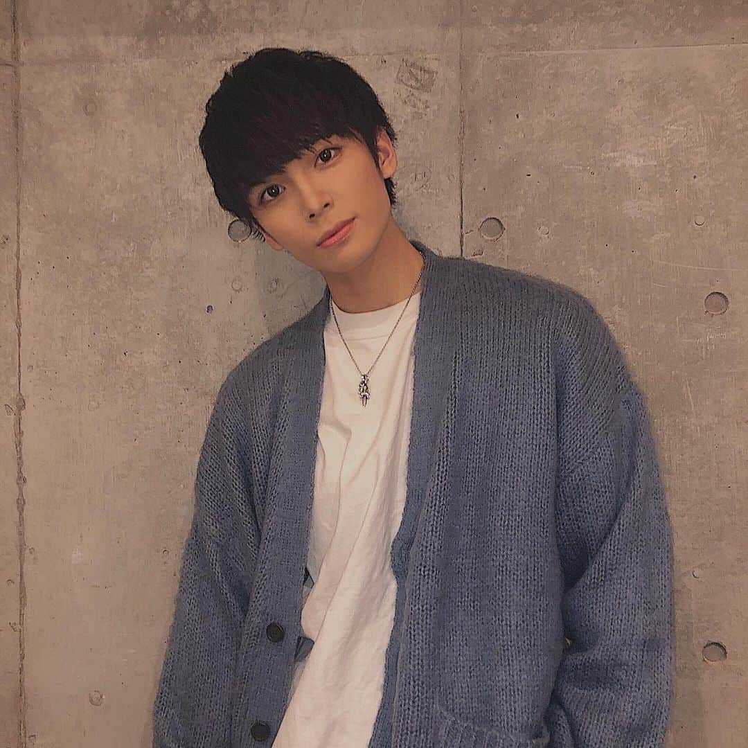 岡田隆之介のインスタグラム：「2月こんにちは！ 遅いけど、、😂 やっぱ今年の冬の僕のトレンドはモヘアカーディガン❗️ 自分ぽくない水色に挑戦してみたけどめちゃいい！ 暖かい日にお出かけしたいね^_^ . 毎週月曜は僕たちのグループの単独の定期イベントを原宿でやってて初めましての人は無料だから❗️ 是非遊びに来てね✌︎ . . . . . . . #instagoods #instagoodmyphoto #instalike #like4like #likeforlikes #likeforfollow #ootd #ootn #followme #モデル #サロモ #サロンモデル #メンズファッション #ファッション #お洒落さんと繋がりたい #韓国好きな人と繋がりたい #ファインダー越しの私の世界 #フォロミー  #いいねした人で気になった人フォロー #黒髪 #マッシュ男子 #雰囲気好きな人いいね #雰囲気推してください  #いいね返し #アイドル #mohair #mohaircardigan #カーディガン」