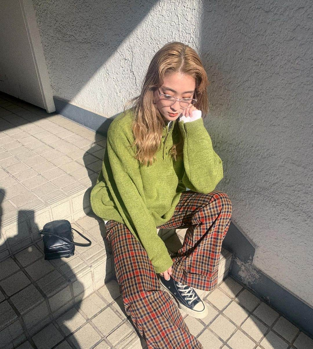 KARENさんのインスタグラム写真 - (KARENInstagram)「今日発売のhenry neck knit tops🪲 グリーンは10分で完売してた🥺やっぱり色物着たくなる季節になってきましたよね〜 再入荷リクエストお待ちしてますっ！  @flugge_official  #flugge  10年ぶりの前髪、邪魔で邪魔でしんどくてやっと真ん中分けで違和感ない長さになったので、前髪とおさらばしました👋#早」2月8日 21時15分 - karen_nrsm