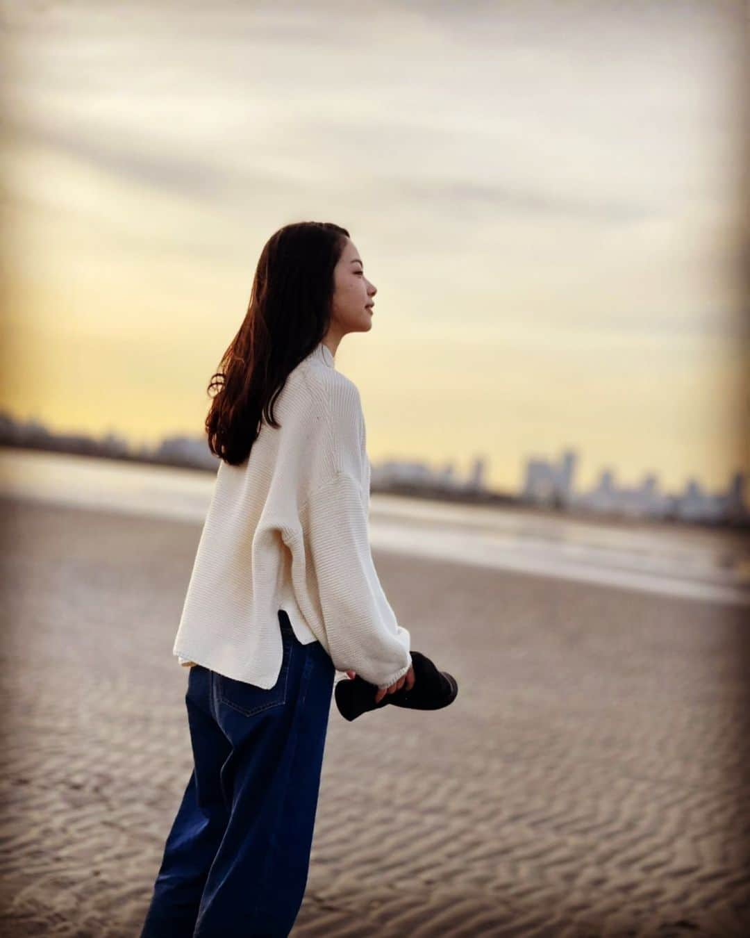 井上希美のインスタグラム：「こんばんはー。 週明けの夜、いかがお過ごしでしょうか。  これから、 今日ただただ思ったことを書きます。 （いつか恥ずかしい過去になるかもしれません）  しょーもなさすぎてびっくりしますよ。  さきに謝っておきますね。すみません。  わたしは今日も朝起きられたし、 元気に過ごさせてもらえました。  ちょっとは、誰かのお役に立てたのかなって、 思わせてもらえるようなこともありました。  （それを伝えてくださる方がいることがありがたいっす。）  わたしはなぜかそれだけでですね  うあーーーーうれしィーーーーって 小声で言っちゃうくらいにはうれしいが溢れてしまい、  階段小走りであがっちゃうぐらい テンションが上がってしまうわけですよ。  ひとだからさぁ わからないものですよね。  もしかしたら突然 日常を見失うかもしれないですよねぇ。  それってさ、 言葉で書くとこんなにも簡単なのに、  苦しくてたまらないですよね  でもね少なくともわたしは、 今日を元気に過ごさせてもらえたんです。  この、ひとの元気ってもんは、 枯渇してしまうのかしてしまわないのか わたしにはわかりません。  わからんからこそいまのうちに。 せめて。お届けしたい。  と、おもうわけです。  そう思わせてくださる皆さんがいてくれることが、 とてもとても嬉しいのです。  あ、そこそこの元気でも全然いいですからね。 どうか、元気でいてください。  そんなふうに思わせてくださって、 いつもありがとうございます。  はい、以上です。  お伝えしたくなったので、お伝えしました。  週明けからわけのわからんことを、さーせんした。  ここまで読んでくださったあなたの貴重な38秒くらい？を、 わたしはどうお返ししたらいいのかわかりません。  だから最初に謝りましたよ。  もう一回謝る？さーせんした。  さいごに、 わたしが2020年9月に書いたメモを晒そうと思います。投稿しようとおもって書いていたけれど、しょうもなさすぎて世に出さなかったものが今になってひょっこり出てきて笑っちゃったので、なぜか晒します。  どうぞ。  －－－－－－－－－－－－－－－－－－－－  ずいぶん遅れてきたタピオカブーム  タピオカを欲して街を闊歩している(大嘘)  某カフェさんのタピもちは、 絶妙なタピオカ感＋わらびもち感  感動した  －－－－－－－－－－－－－－－－－－－－  みなさま、今日もいちにちお疲れ様でした。  これからお仕事の方は、 お気をつけていってらっしゃいませ。  よき夜を。」